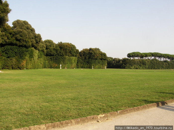 Зеленая лужайка в парке дворца Казерты Неаполь, Италия