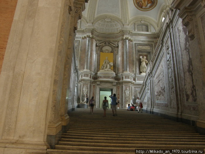 Парадный вход во дворец Неаполь, Италия