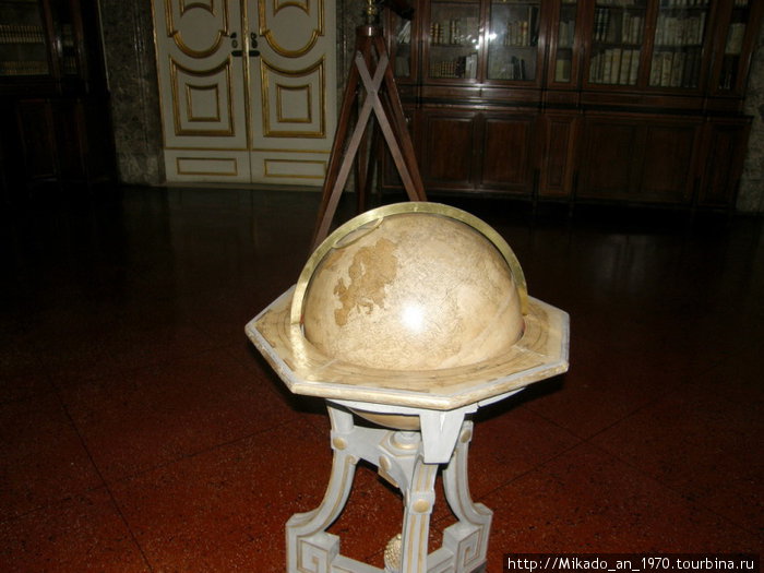 Глобус, наверное тоже королевский Неаполь, Италия