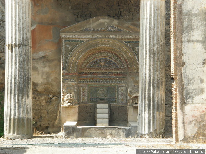Двор с мозаичным фонтаном Помпеи, Италия