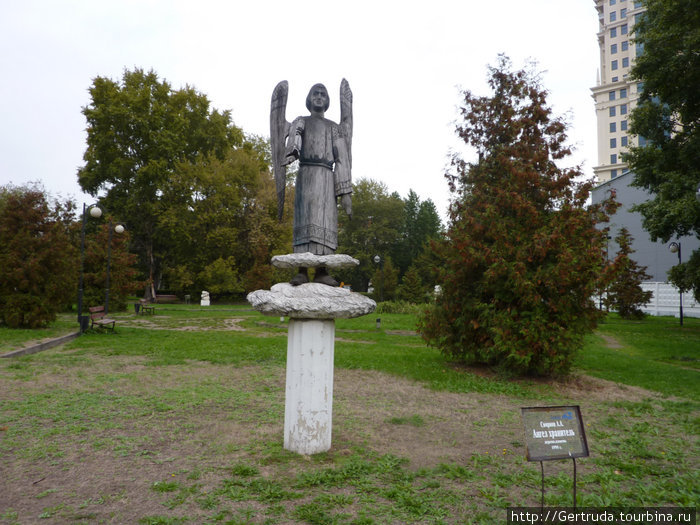 Ангел хранитель, деревянная скульптура. Москва, Россия
