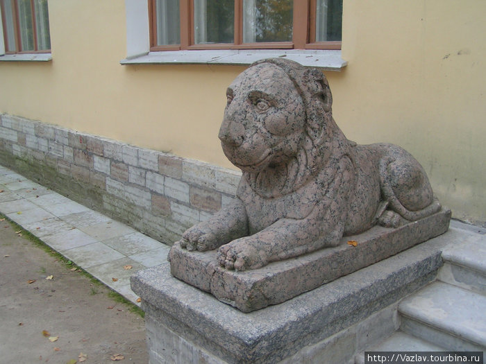 Охранный лев Павловск, Россия