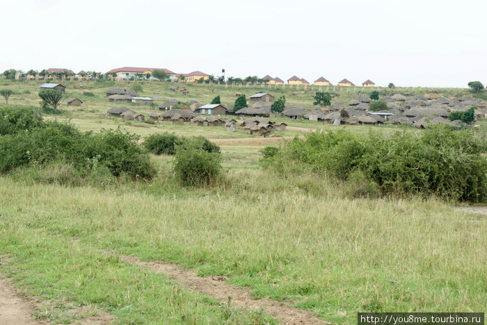 внизу деревни, наверху лодж — LAKE ALBERT Озеро Альберт, Уганда