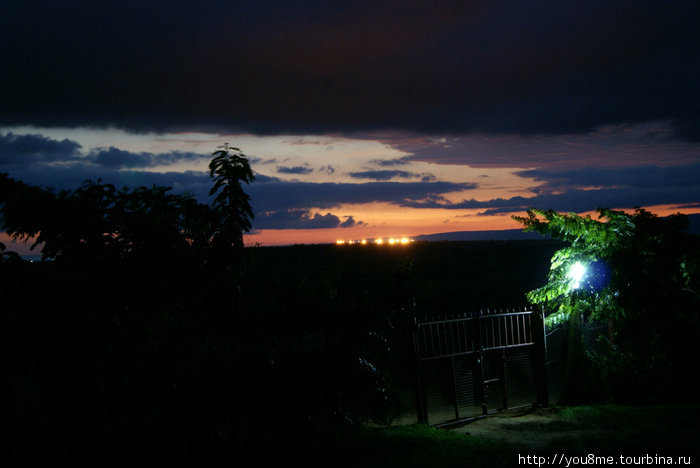 ночью светятся огоньки нефтедобытчиков Озеро Альберт, Уганда