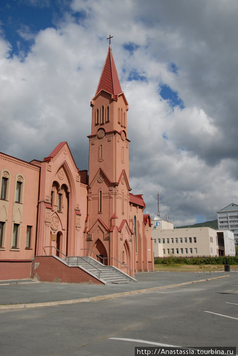 Православный и католический храмы Южно-Сахалинск, Россия