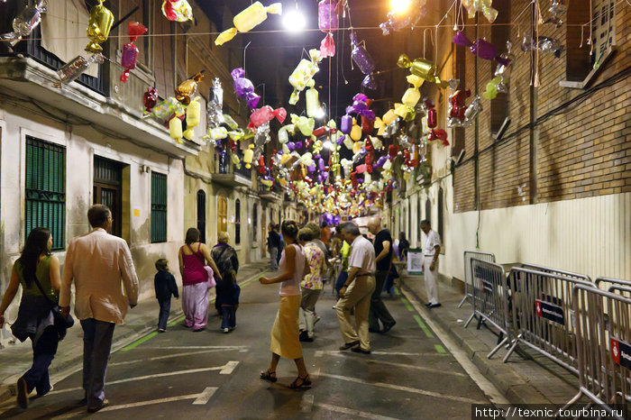 Вот он, небольшой переулок, где люди танцуют Барселона, Испания