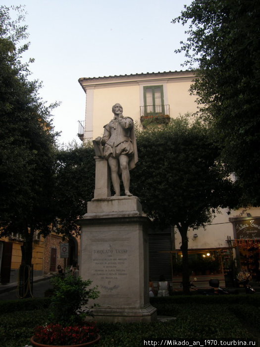 Памятник Тассо в Соренто Помпеи, Италия
