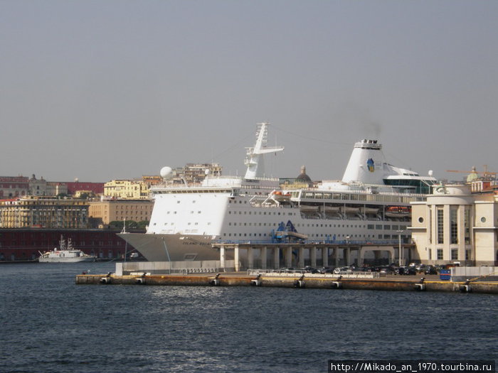 Еще один круизный лайнер в Неапольском порту Остров Искья, Италия