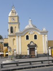 Желтая церковь на Прочиде, почти как в Соренто