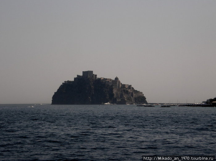 Арагонский замок на горизонте Остров Искья, Италия
