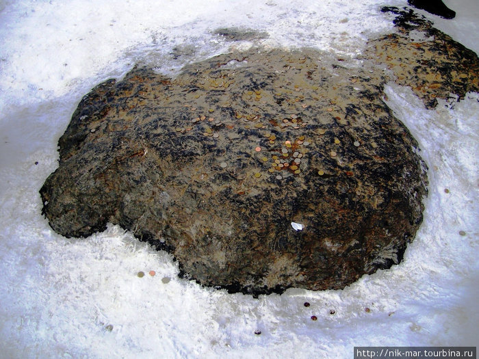 А это и есть знаменитый синий камень, который каждый год хоть по миллиметру, но упорно ползёт от берега Плещеева озера Переславль-Залесский, Россия
