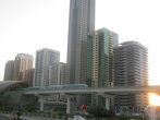 Дубай. Шейх Заед Роад. Метро в районе Бар Дубай надземное! из окна вагона можно полюбоваться панорамой города