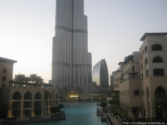 Бурдж Халифа, самое высокое здание в мире (и + еще 14 рекордов, занесенных в книгу рекордов Гиннеса). Почти 900 метров. ОАЭ