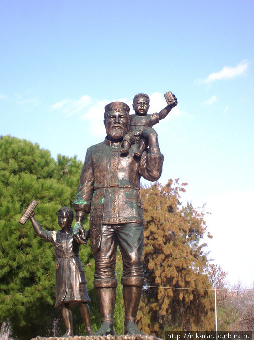 Памяьник св. Николаю в образе рыбака, спасшего детишек