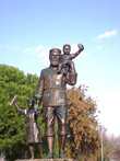 Памяьник св. Николаю в образе рыбака, спасшего детишек