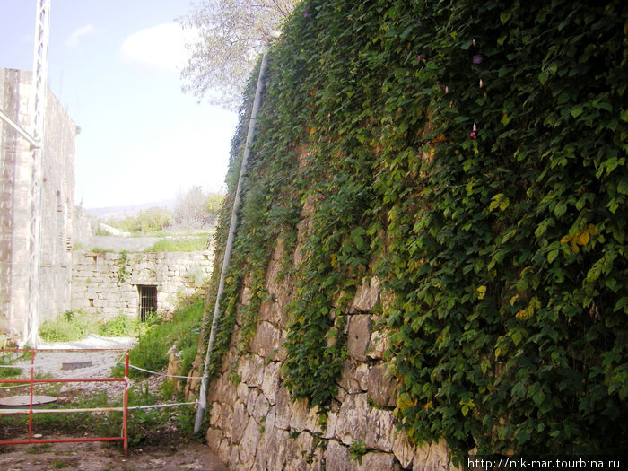 Древние стены Миры. Вдалеке — вход в старый храм, где как раз и служил архиепископ Николай