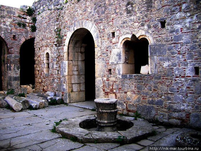 Двор древнего храма Демре, Турция