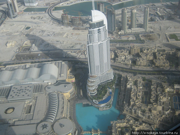 Бурдж Халифа, смотровая площадка (124 этаж, 650 метров). Видно крышу самого большого молла в мире (слева, Дубай молл) и бассейн, в котором самый высокий фонтан в мире (высота примерно 50 этажей)