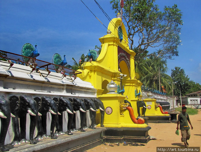 Катарагама. Вход в храмовый комплекс. Южная провинция, Шри-Ланка