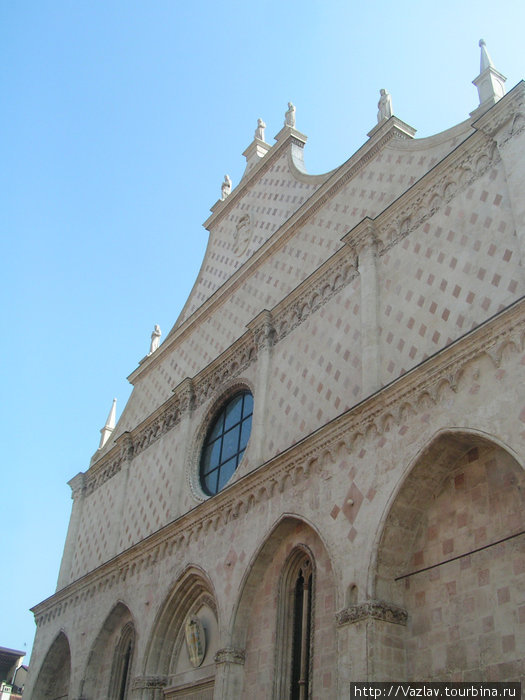 Мраморный фасад собора Виченца, Италия