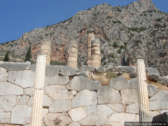 Камни, пропитанные историей Дельфы античный город, Греция