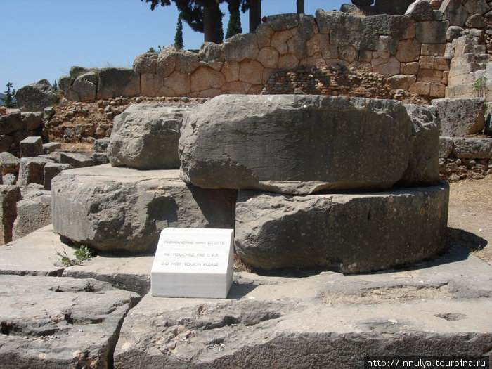 Камни, пропитанные историей Дельфы античный город, Греция