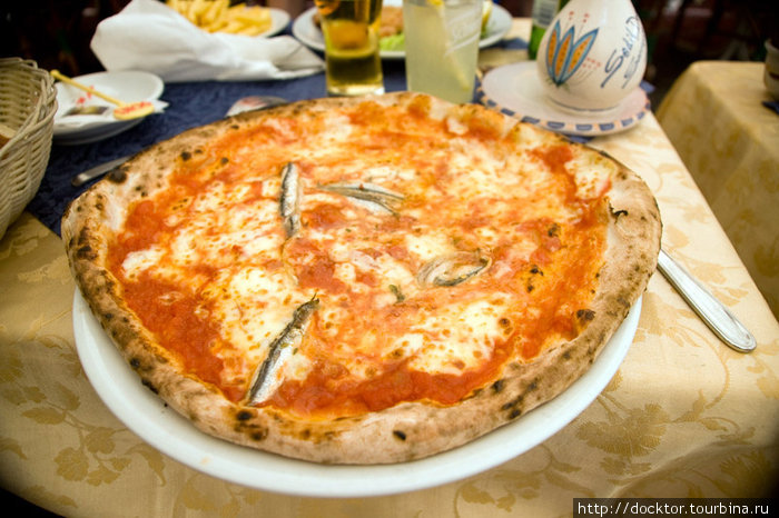 Пицца с анчоусами Сорренто, Италия
