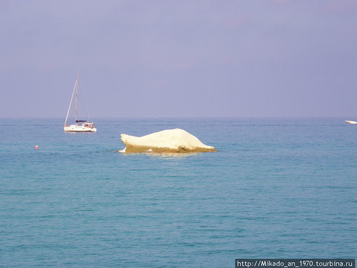 Белая скала в море Остров Искья, Италия