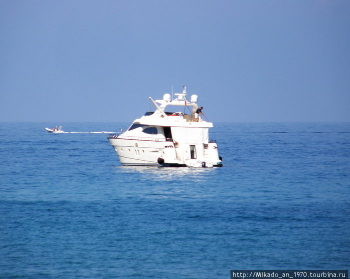 Белый катер-яхта Остров Искья, Италия