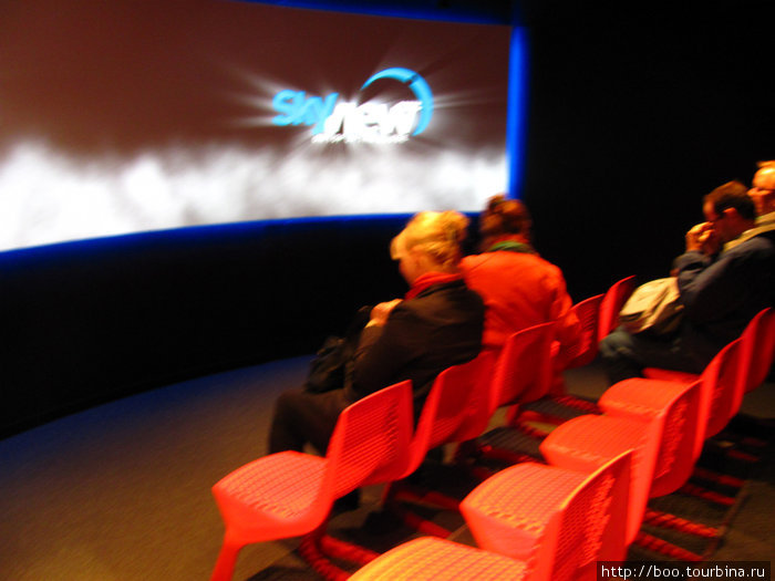 Перед подъёмом вам покажут фильм о Globen и о SkyView. Стокгольм, Швеция