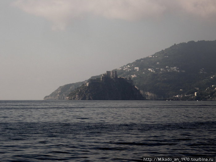 Арагонский замок на горизонте Неаполь, Италия