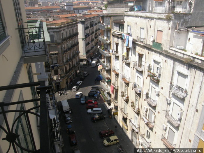 Неапольская улица — вид из отеля Неаполь, Италия