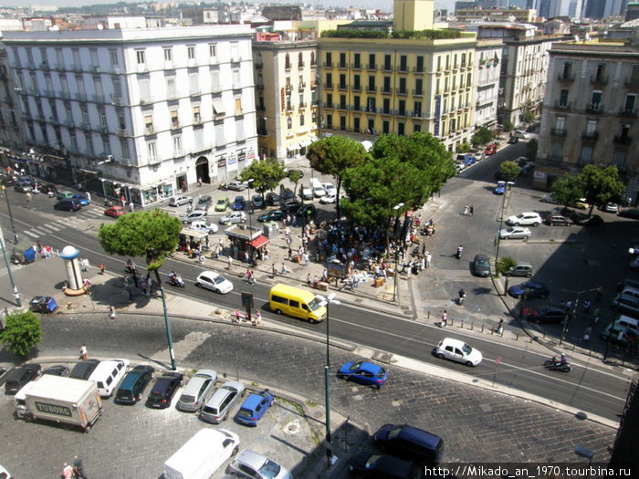 Вид с балкона на перекресток в Неаполе Неаполь, Италия