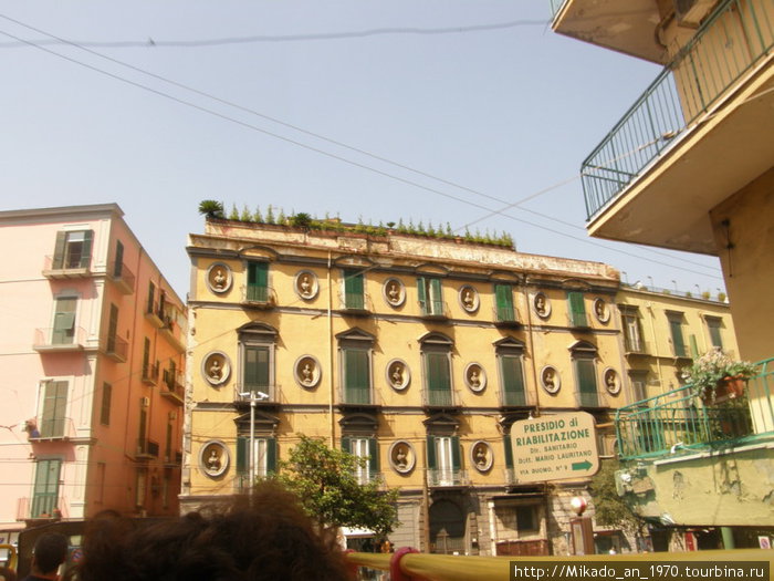 Стена дома в бюстах Неаполь, Италия