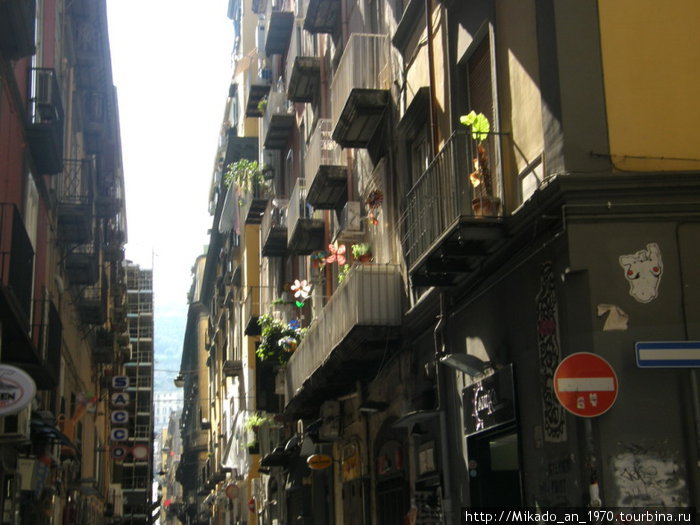 Узкая улица в Неаполе Неаполь, Италия