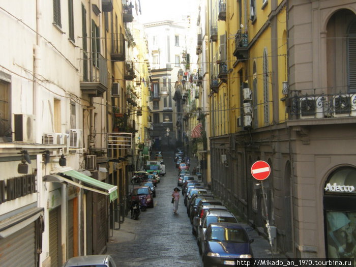 Еще одна улочка в Неаполе Неаполь, Италия