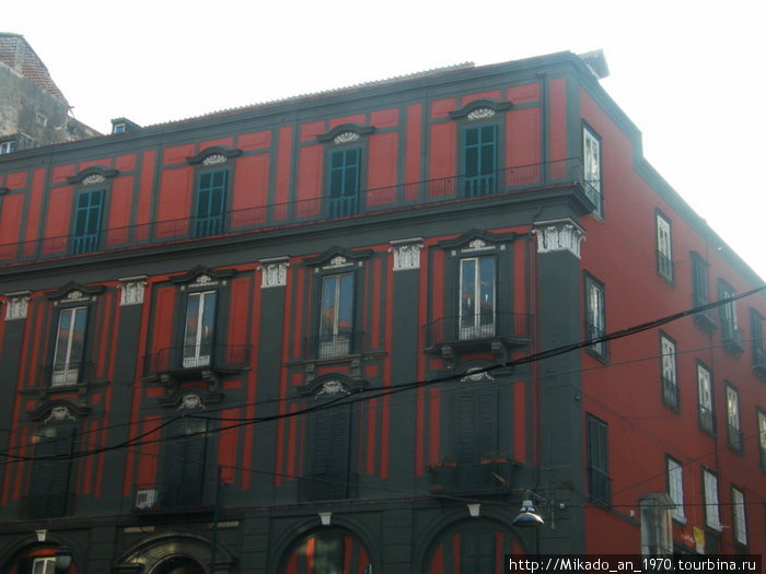 Красное здание Неаполь, Италия