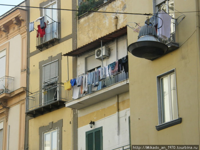Балкон в Неаполе, типичный Неаполь, Италия