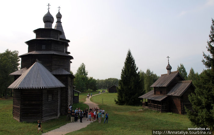 Церковь Николы 18 века (слева) и церковь Успения конца 16 века (справа). Новгородская область, Россия