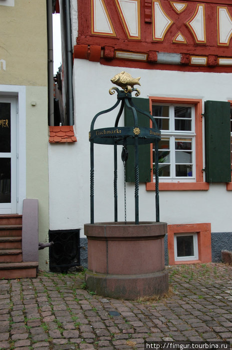 ФРГ,Земля Баден-Вюртемберг,Ладенбург.Ещё один средневековый колодец. Ладенбург, Германия