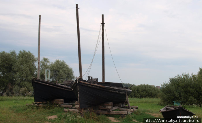 Старинные лодки у озера Мячино Новгородская область, Россия