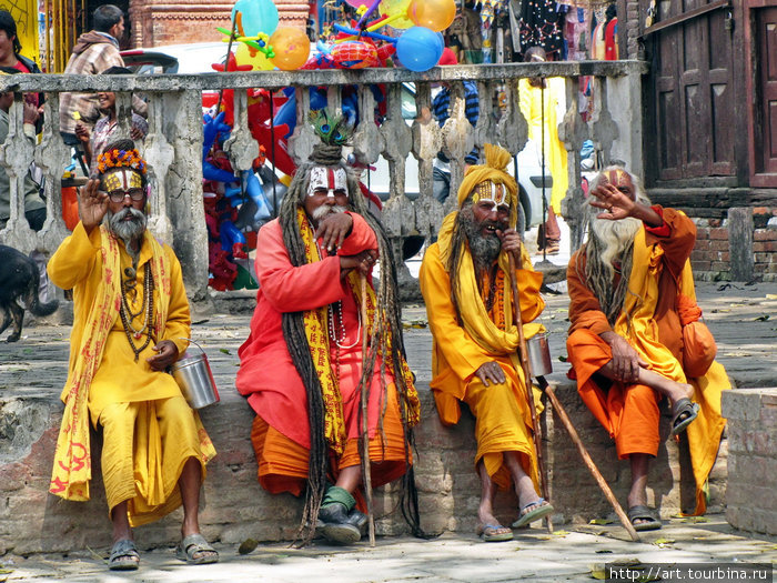 Желтые братья (а в красном их шеф). Катманду, Непал