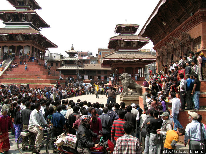 Народ лицезреет своих героев. Катманду, Непал