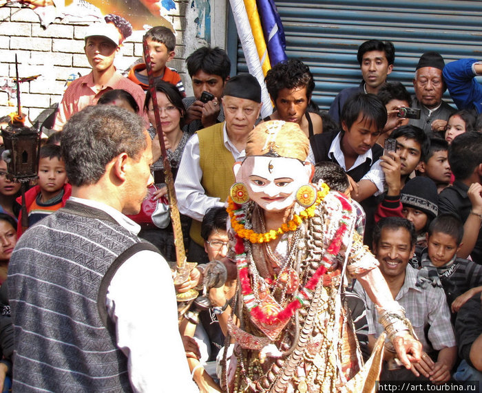 Ритуал изгнания чего-то откуда-то в одном из дворов. Кому-то смешно, а кому-то и нет. Катманду, Непал