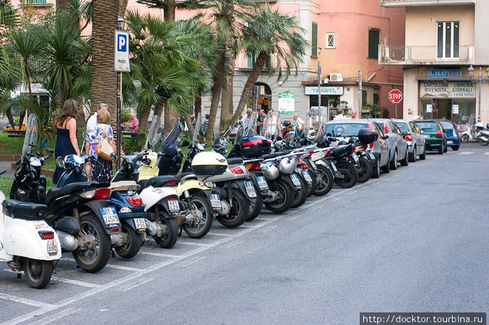 Основной вид транспорта в итальянских городках — мотороллер Сорренто, Италия