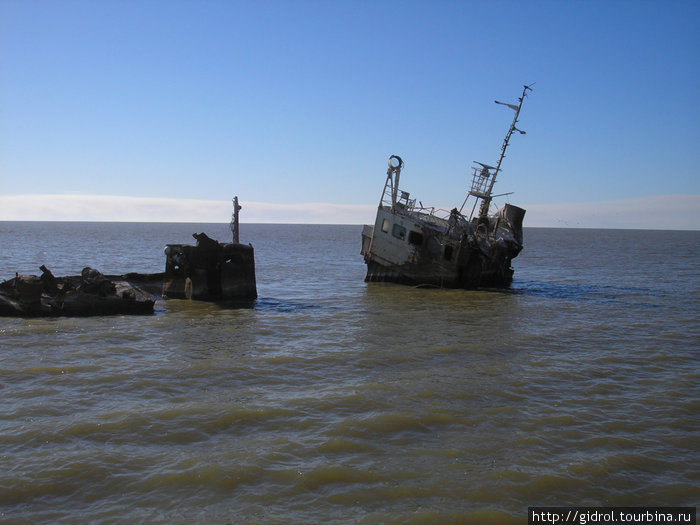 На выходе из Урала в море, прямо на форватере, стоит затопленный Азейбарджанский ПТС.