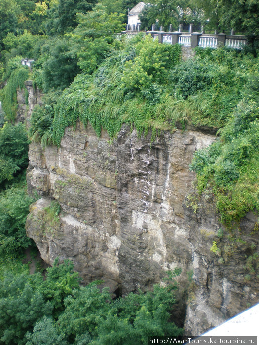 Отвесные скалы каньона р.Смотрич Каменец-Подольский, Украина