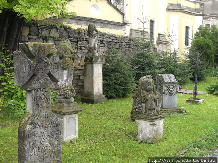 Старинные надгробие во дворе Кафедрального собора Каменец-Подольский, Украина