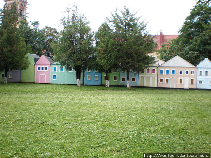 Внутри этих домиков с обратной стороны — рынок сувениров Каменец-Подольский, Украина