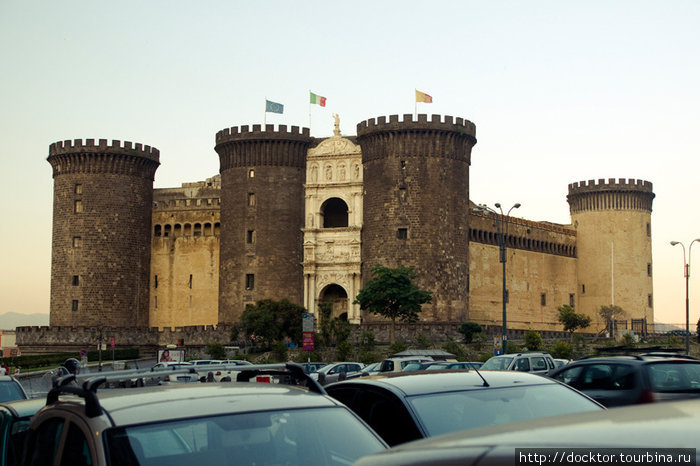 Кастел Нуово (Новый замок) — замок Анжуйской династии Неаполь, Италия